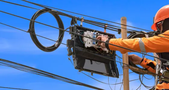 Ein Mann arbeitet an Stromleitungen.